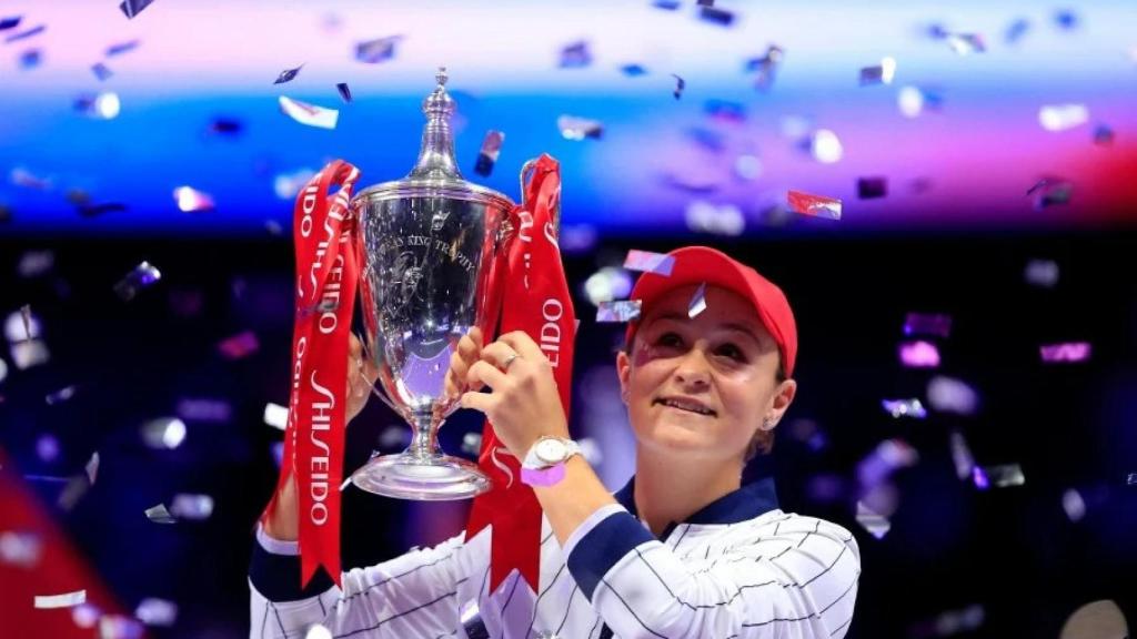 Ashleigh Barty, única campeona en Shenzhen, levantando el título.