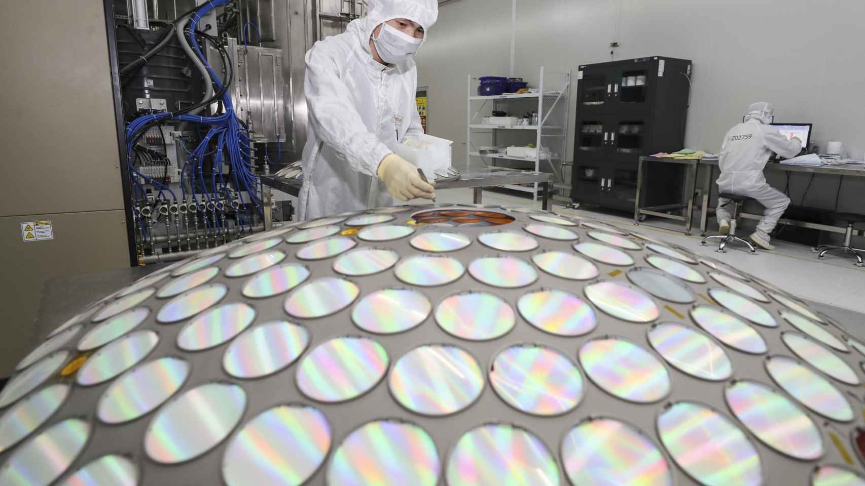 Técnicos trabajando en la producción de chips en una fábrica en China.