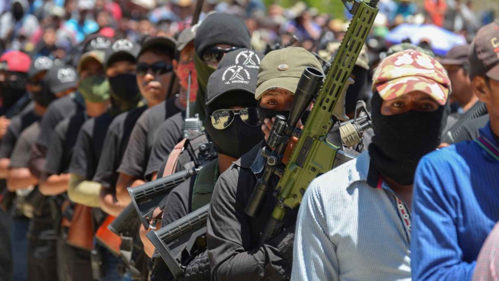 Combatientes del grupo Autodefensas El Machete forman filas en julio de 2021.