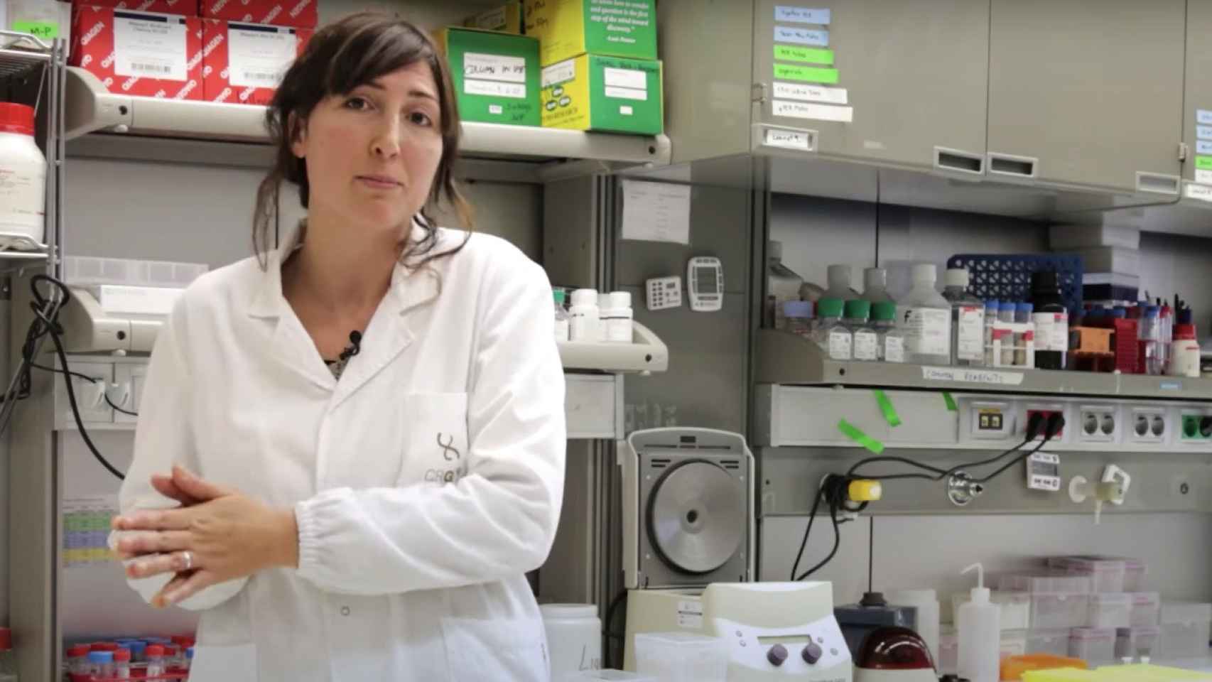 La doctora Eva María Novoa en el laboratorio del Centro de Regulación Genómica