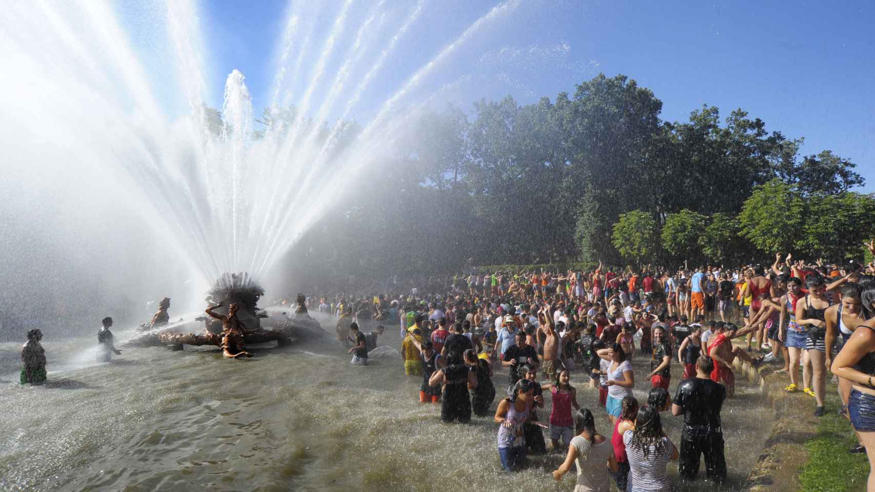 Miles de personas disfrutan de las fuentes de La Granja de San Idelfonso.