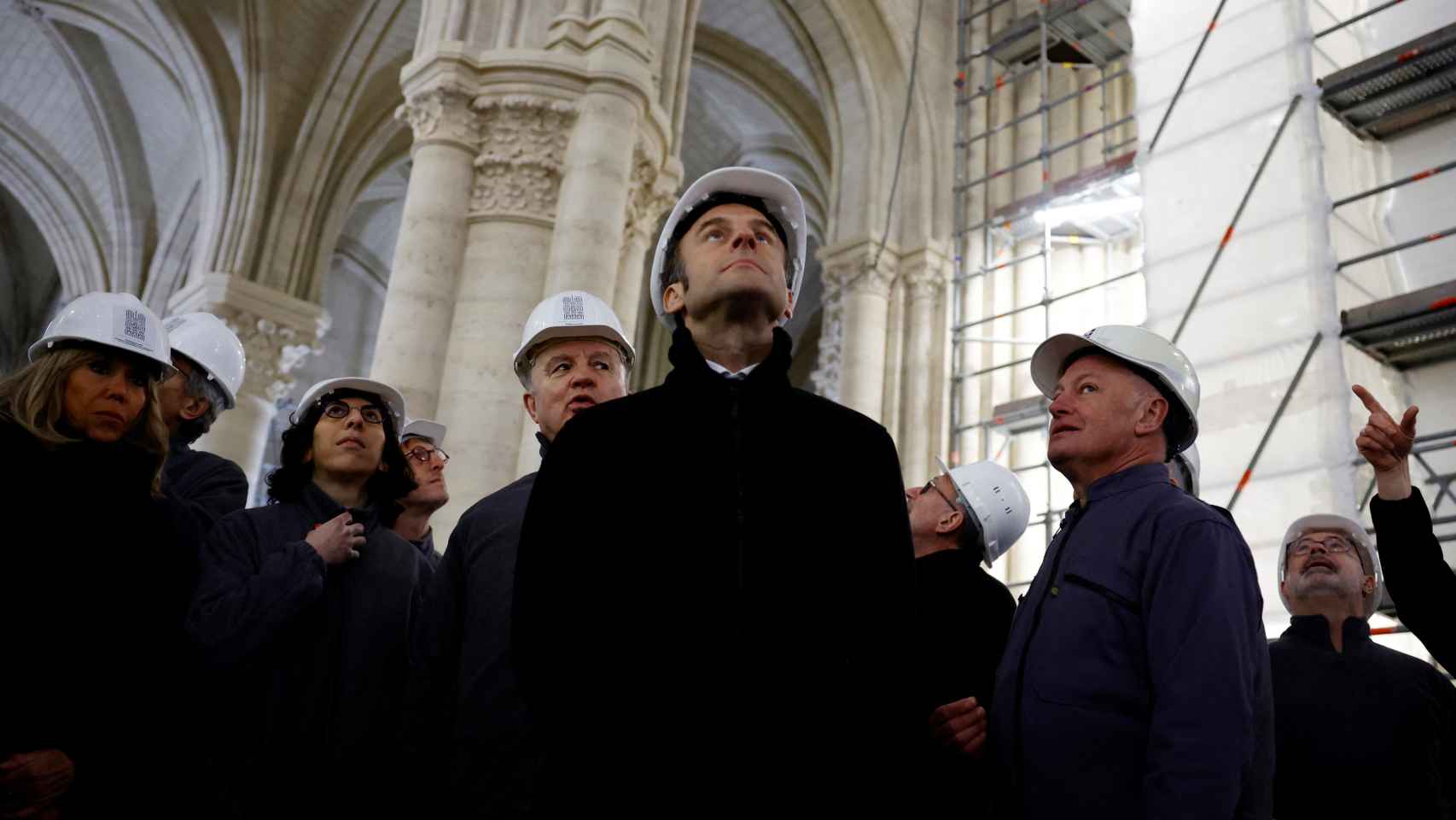 El presidente francés Macron visita la catedral de Notre-Dame cuatro años después del incendio.