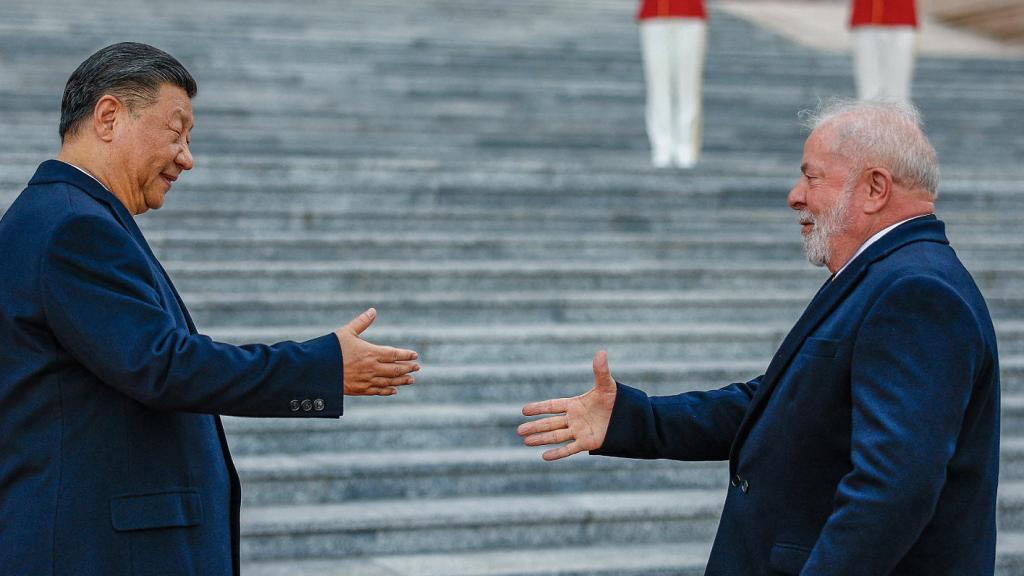 Luiz Inácio Lula da Silva y Xi Jinping se encuentran en el Gran Salón del Pueblo de Pekín, este viernes.