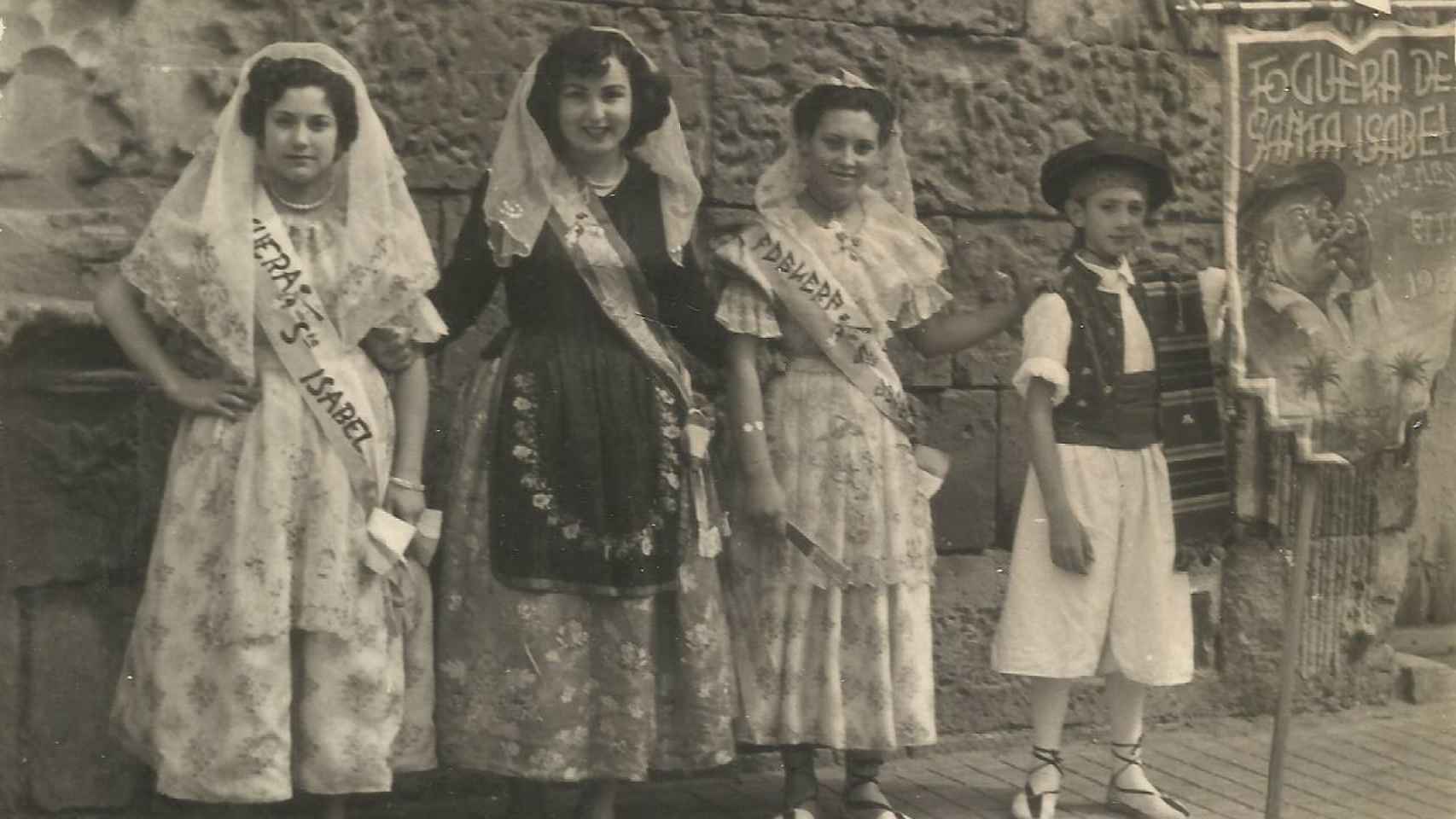 La bellezas y damas de honor de Santa Isabel en 1953.
