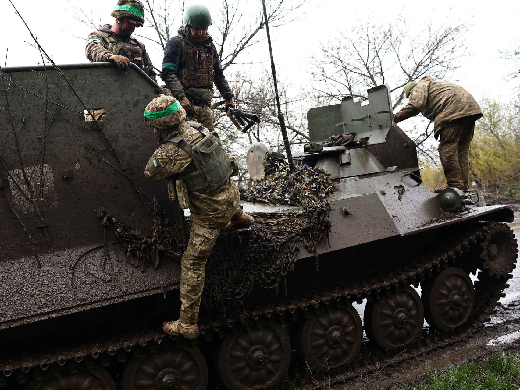 Soldados ucranianos cerca de Bakhmut.
