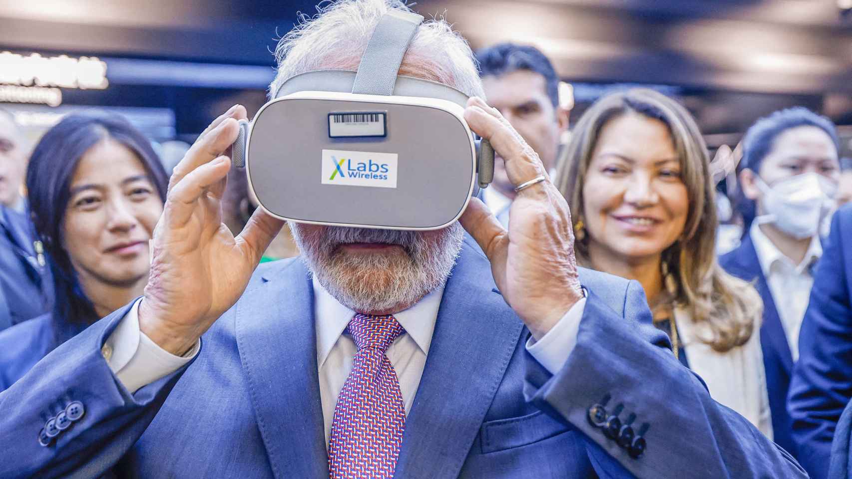 El presidente brasileño, Luiz Inácio Lula da Silva, se prueba unas gafas de realidad virtual, este jueves en Shanghái.