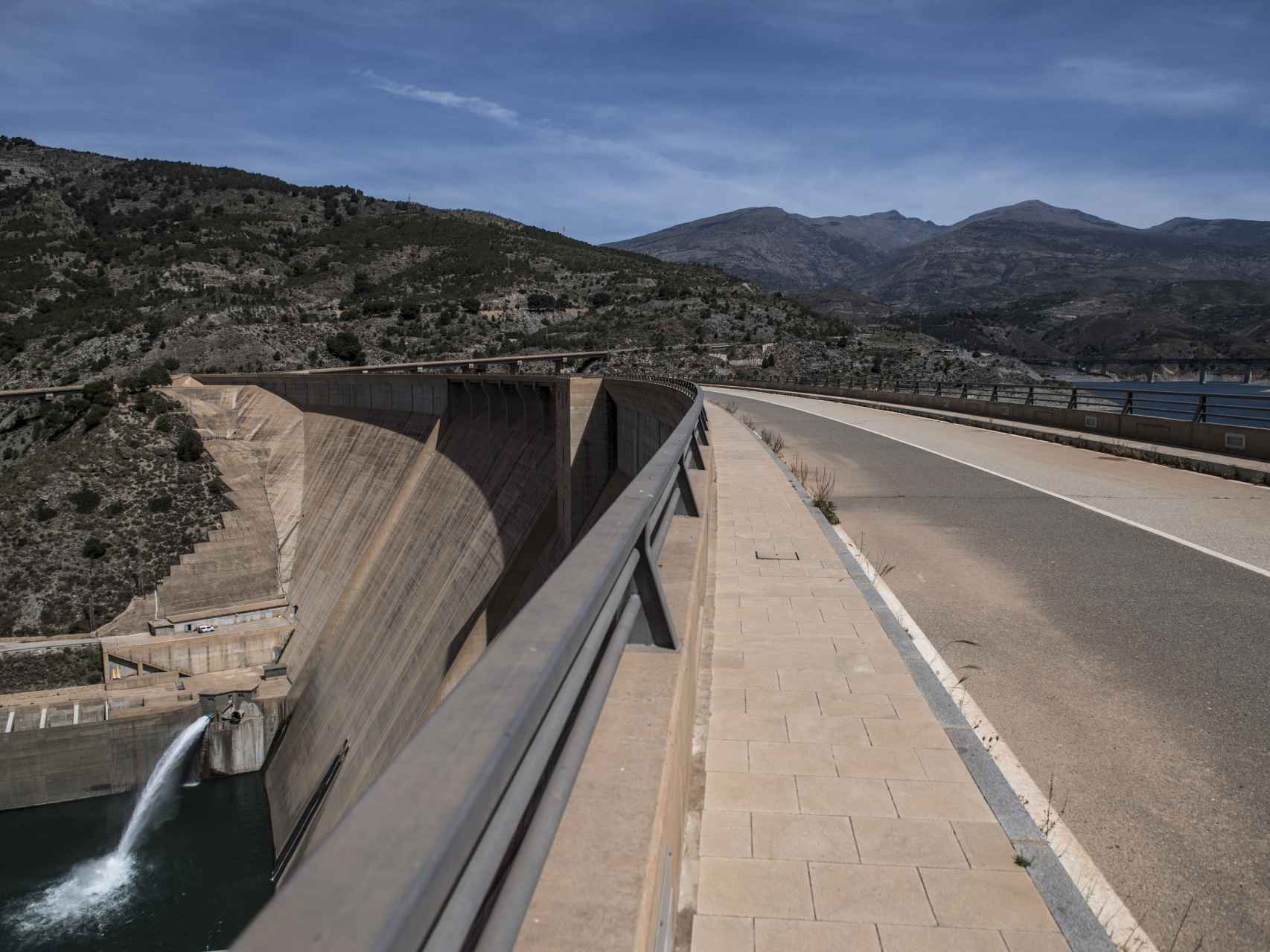 Vista de la presa de Rules (Granada), finalizada en 2004.