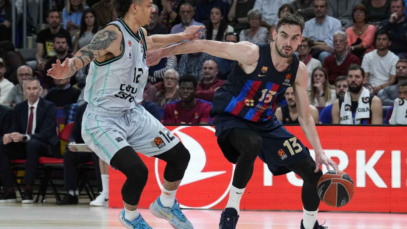 Satoransky se lleva el balón ante un rival del Valencia Basket.