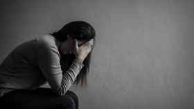 Una mujer en estado depresivo o preocupada, en una imagen de archivo.