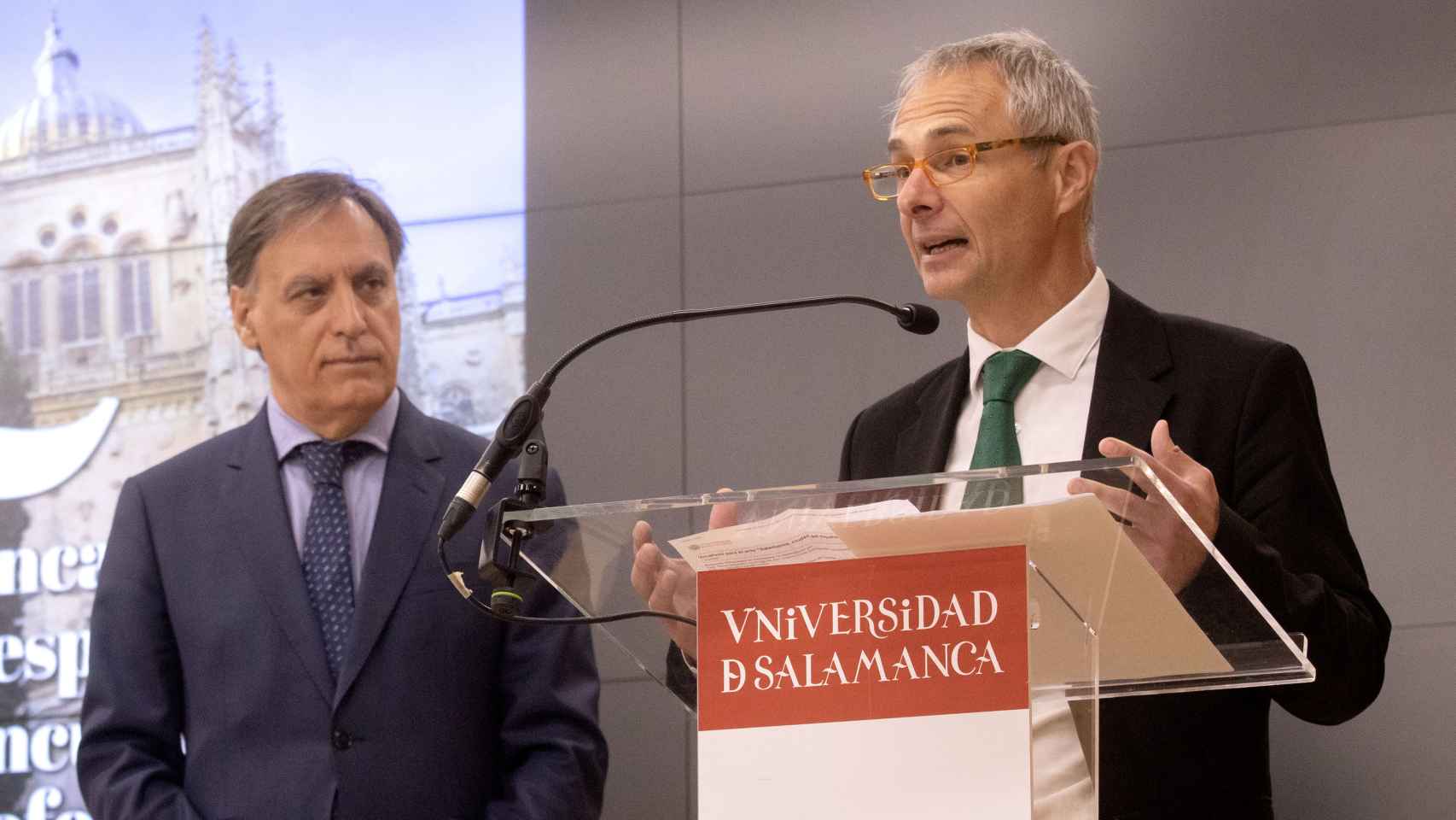 El alcalde de Salamanca, Carlos García Carbayo, y el rector, Ricardo Rivero, en la clausura de la jornada sobre Iberofonía en el CIE