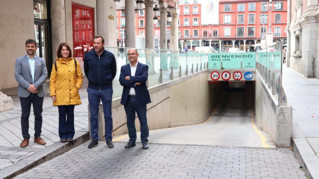 José Alfonso Gálvez, Óscar Puente, María Sánchez y Luis Vélez junto a la entrada del parking de la Plaza Mayor.