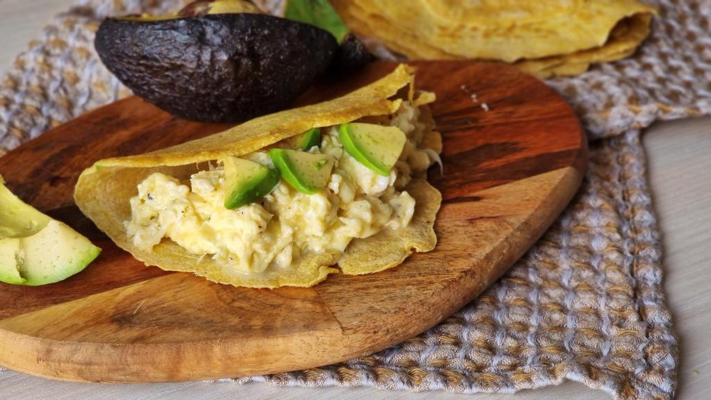 Crepes de avena y huevos revueltos, una idea de desayuno completa