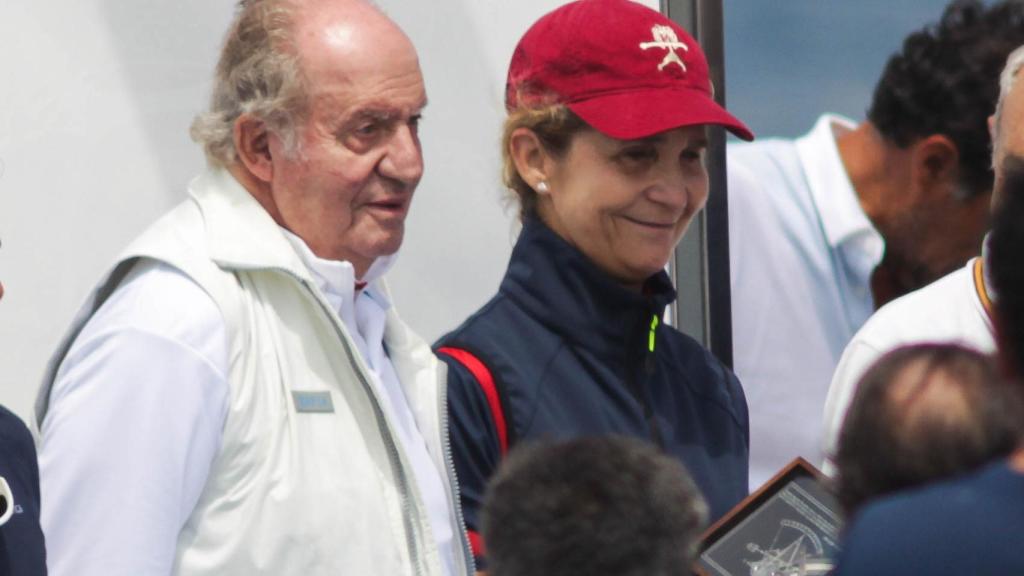 Juan Carlos I y la infanta Elena, en una imagen de archivo.