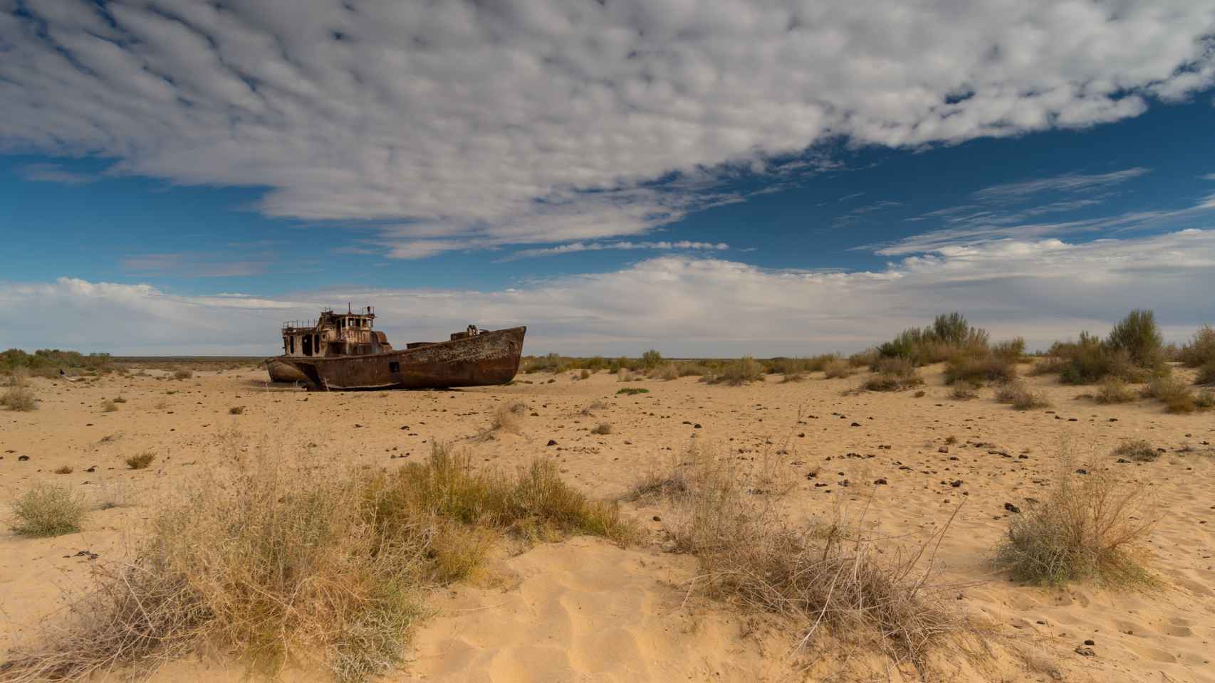 Un barco encallado en el mar de Aral.