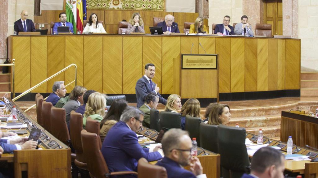 Juanma Moreno responde a una pregunta del Grupo Por Andalucía en el pleno de este jueves.