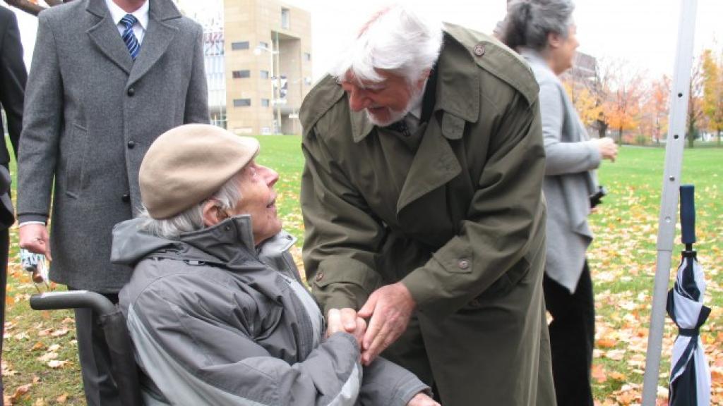 En la silla de ruedas, en una imagen reciente, Martin Paivio. Fue el último superviviente del batallón Mac-Pap.