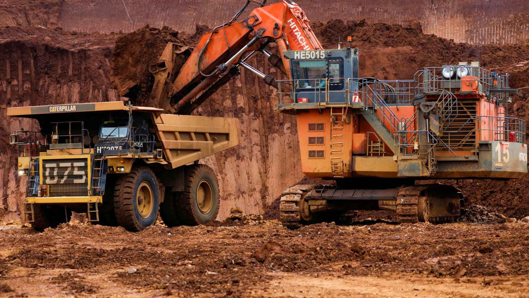 Una excavadora carga mineral de níquel en un camión en una mina níquel de la compañía Vale en Sorowako ( Indonesia)
