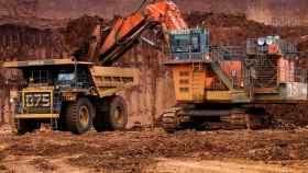 Una excavadora carga mineral de níquel en un camión en una mina níquel de la compañía Vale en Sorowako ( Indonesia)