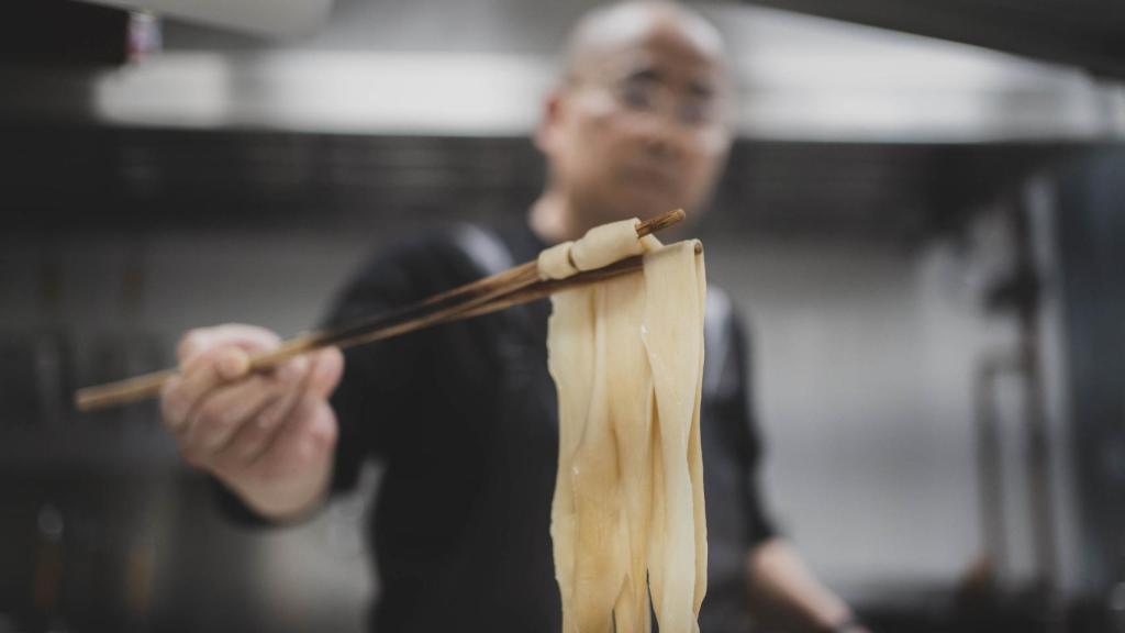 Teng es el cocinero de la región de Xian que prepara a mano los biang biang en Xbowl.