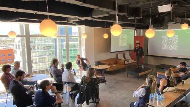 Un emprendedor presenta su proyecto en el Foro de inversión Oracle x BIGBAN “Desayuno con startups” .