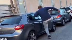Vídeo de un hombre destrozando los retrovisores de varios coches en Málaga.