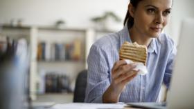 Una mujer, comiendo.