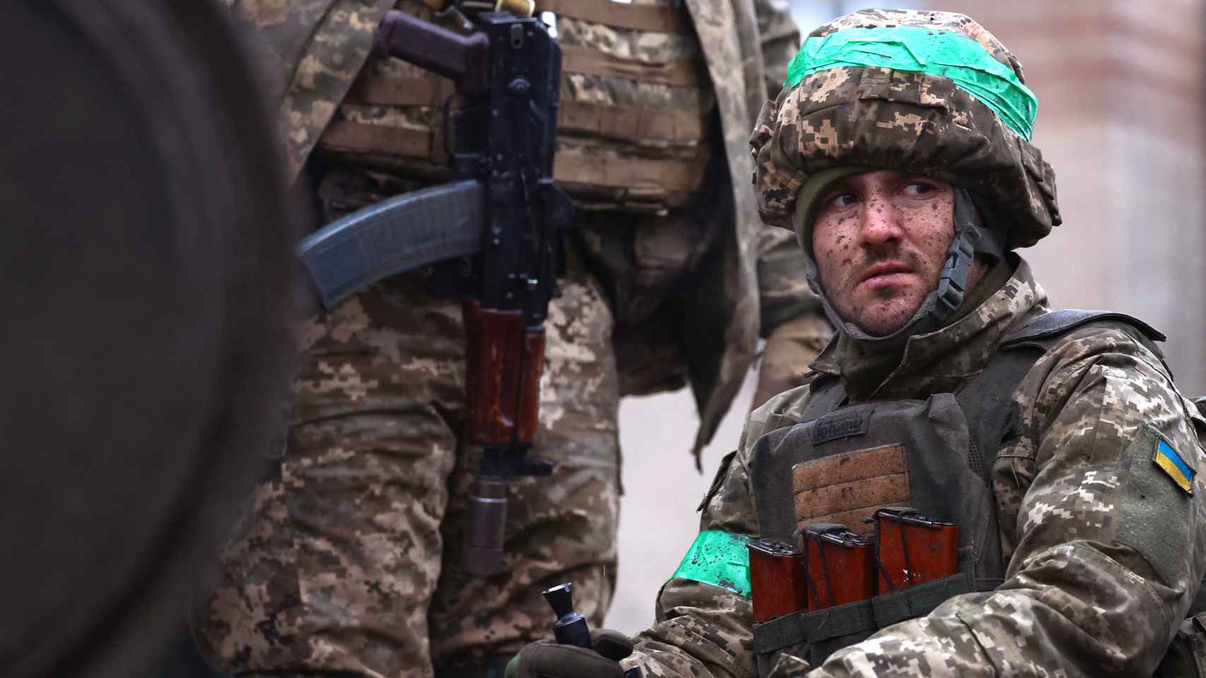 Militares ucranianos regresan de intensos combates en medio del ataque de Rusia a Ucrania, cerca de Bakhmut, Ucrania, 14 de abril del 2023.
