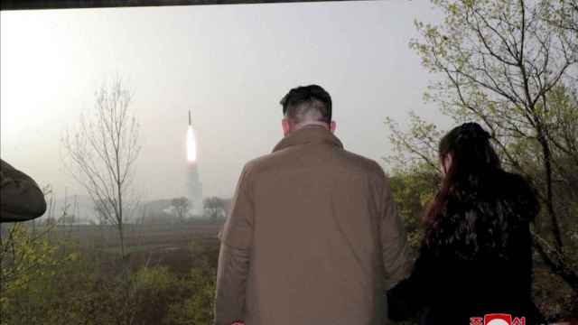 El líder norcoreano Kim Jong Un y su hija Kim Ju Ae observan el lanzamiento de prueba de un nuevo misil balístico intercontinental de combustible sólido (ICBM) Hwasong-18 .