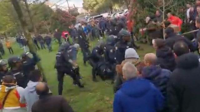 Un momento de la carga policial en la protesta de bateeiros en San Caetano por el conflicto de la mejilla