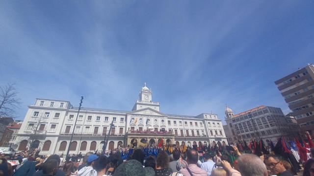 Una concurrida plaza de Armas durante la procesión del Santo Encuentro