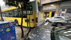 Colisión entre un autobús en Santiago y un coche aparcado