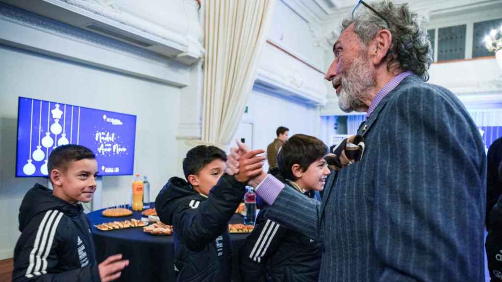 Carlos Mouriño saludando a jugadores de la cantera.