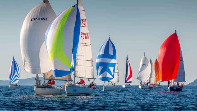 Jornada de la Regata Interclubes en la ría de Pontevedra.