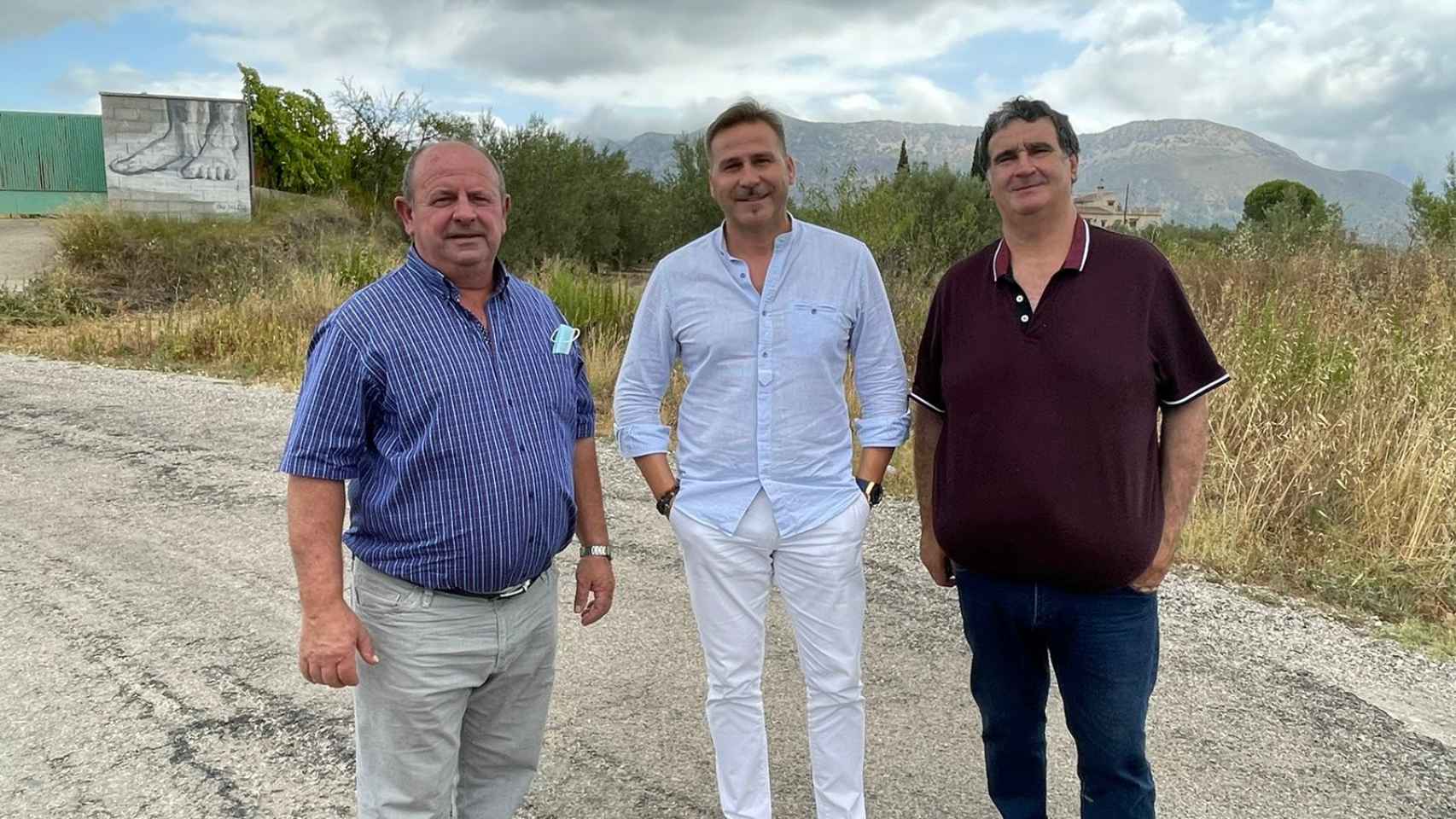 El alcalde de Millena (a la izquierda) y el de Benimassot (a la derecha) con el diputado provincial Alejandro Morant.