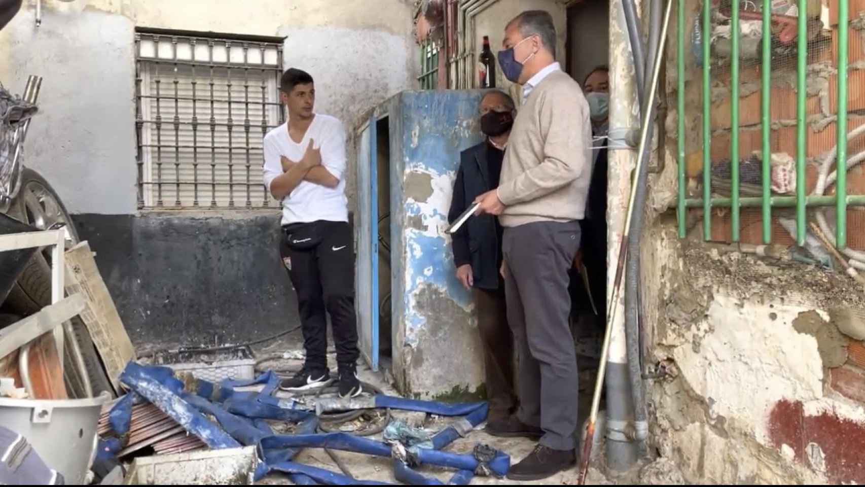 José Luis Sanz, candidato del PP a la Alcaldía de Sevilla, visita una vivienda en el barrio de Los Pajaritos, uno de los más pobres de España.