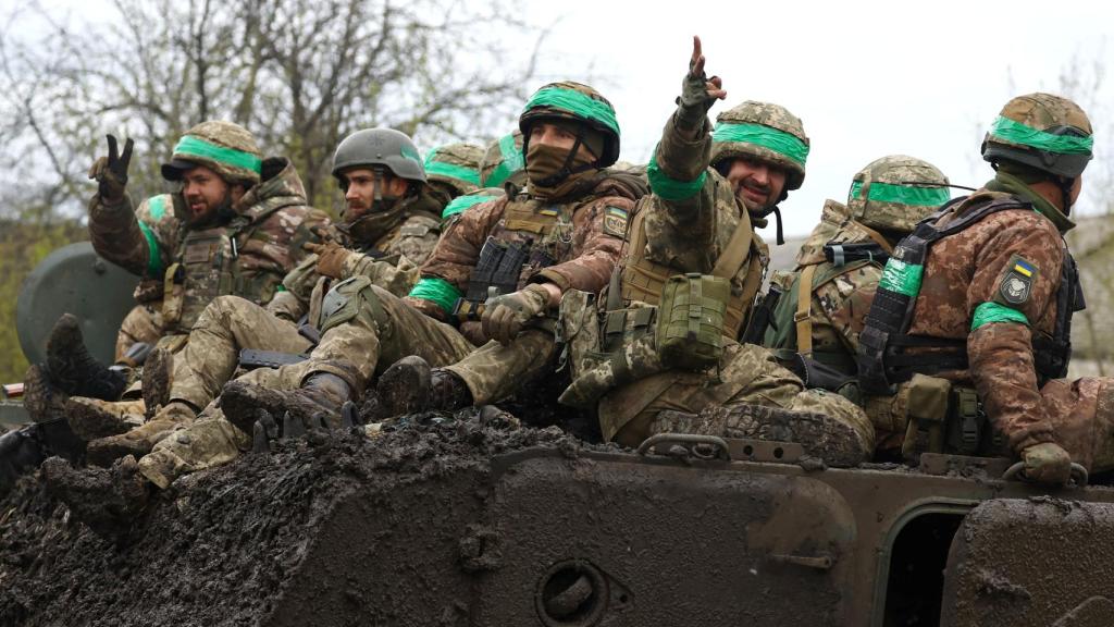 Militares ucranianos regresan a los combates en medio del ataque de Rusia a Ucrania, cerca de Bakhmut