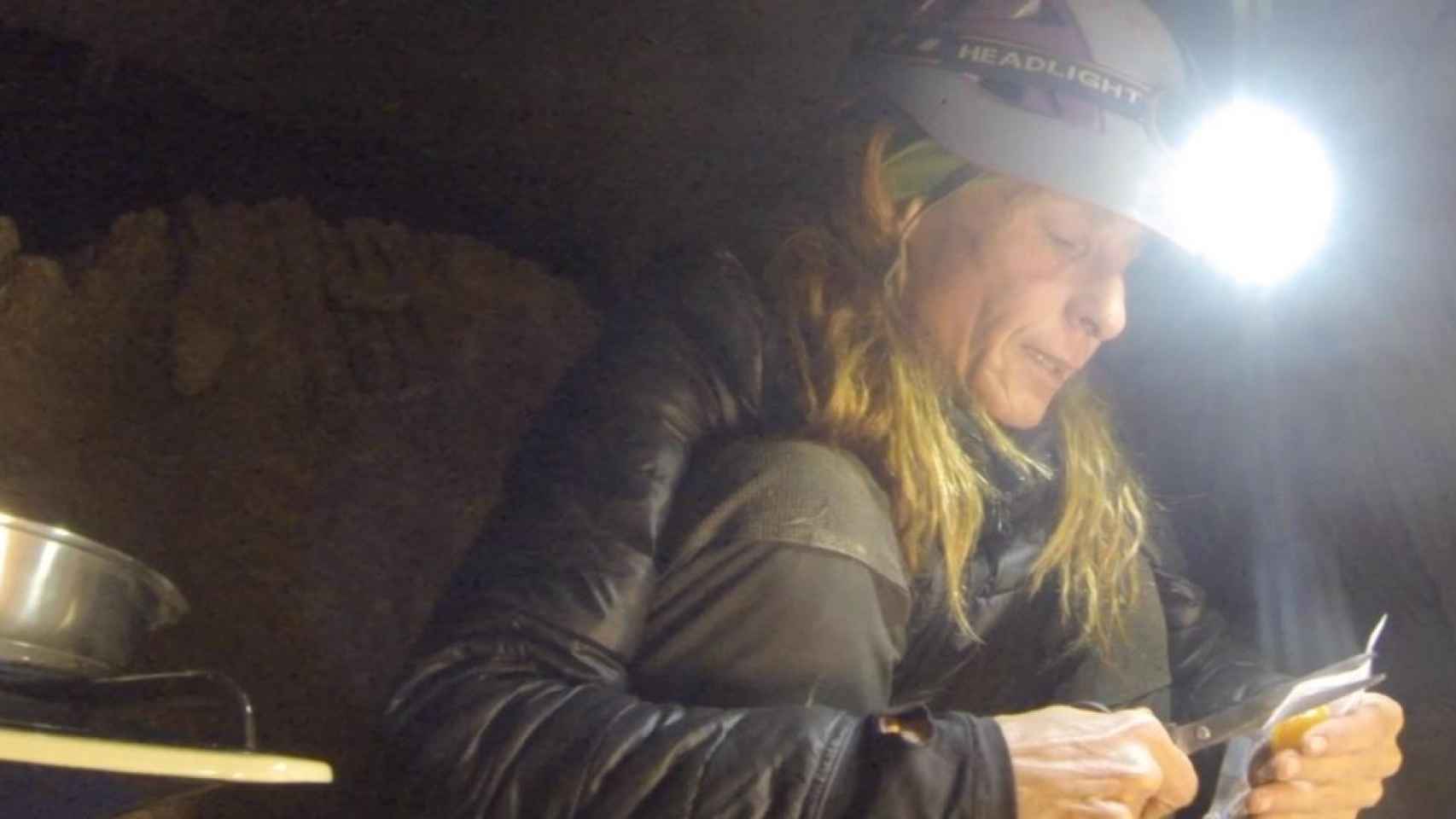 Una captura de las imágenes captadas por las cámaras durante su estancia en la cueva.