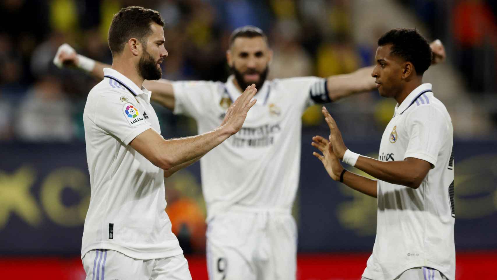 Nacho, Rodrygo y Benzema acuden a celebrar el primer gol del Real Madrid