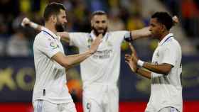 Nacho, Rodrygo y Benzema acuden a celebrar el primer gol del Real Madrid.