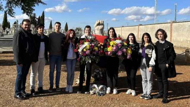 Miembros de Juventudes Socialistas de Zamora y Benavente haciendo una ofrenda floral a los represaliados por el franquismo en el cementerio municipal