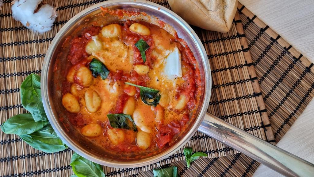 Ñoquis a la caprese, cómo convertir una ensalada en un plato principal fácil