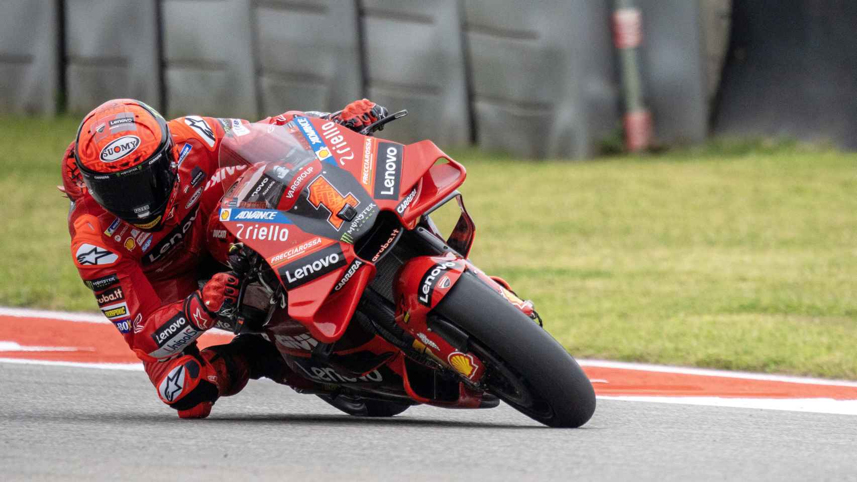 El piloto Pecco Bagnaia traza un viraje con su Ducati GP23, en el circuito COTA de Austin.