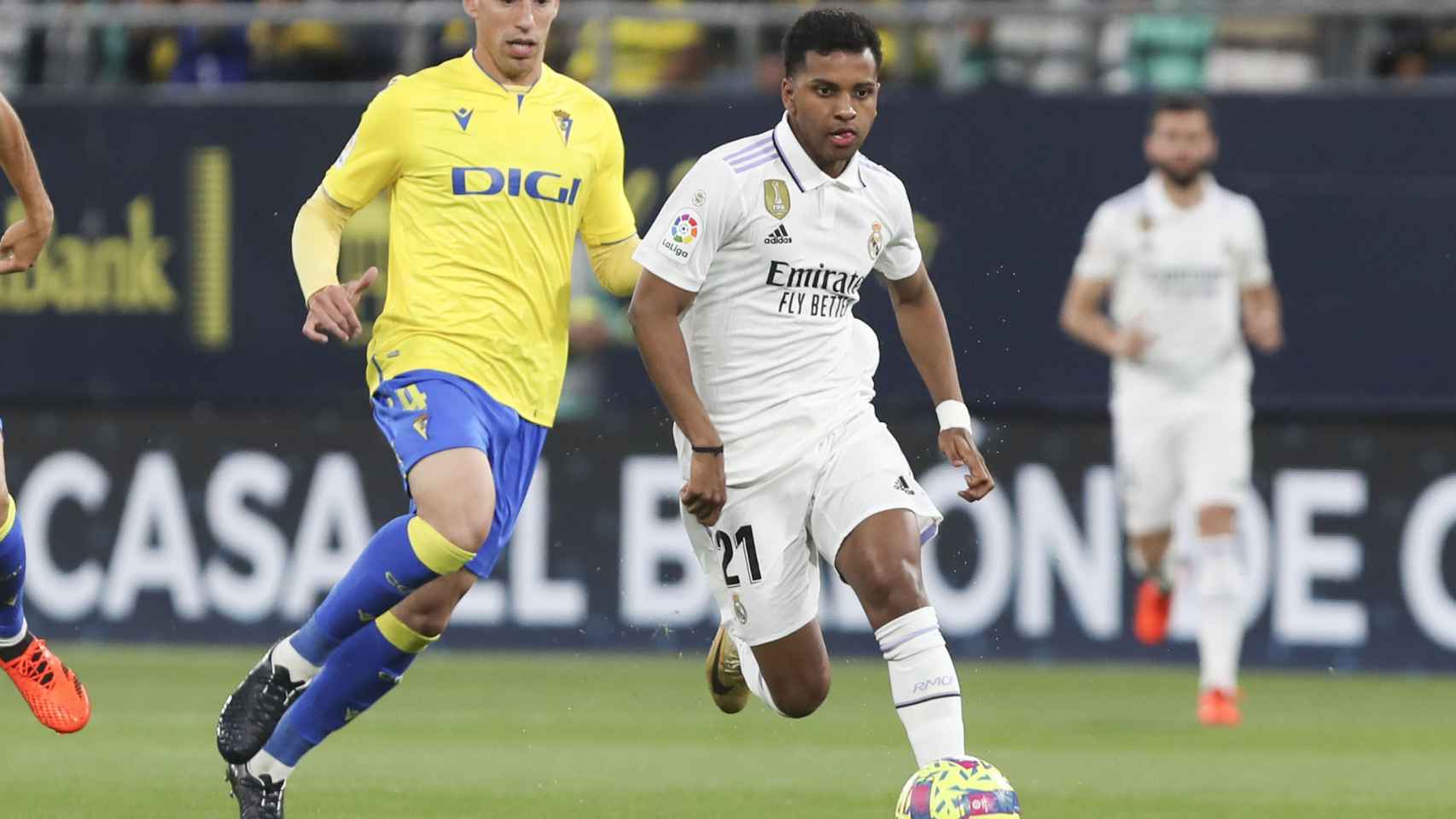 Rodrygo lucha un balón contra un defensa en el Cádiz - Real Madrid.