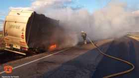 Camión ardiendo. Foto: Consorcio Provincial de Extinción de Incendios y Salvamentos de Toledo.