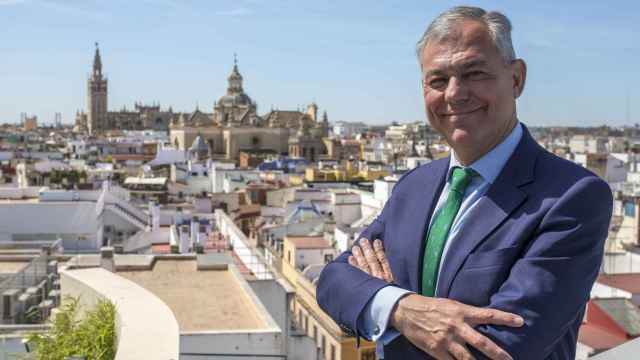 José Luis Sanz, el candidato del PP en Sevilla, posa para EL ESPAÑOL con la Giralda de fondo.