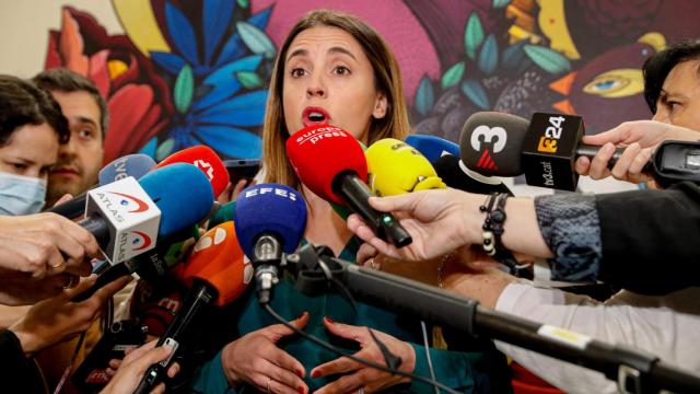 La ministra de Igualdad, Irene Montero, se dirige a medios de comunicación con motivo de su participación en la presentación del informe LGTBfobia en las aulas 2021-2022.