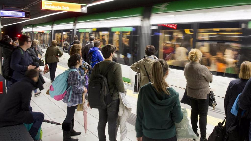 Un grupo de pasajeros espera en el interior de una de las estaciones del Metro de Málaga.