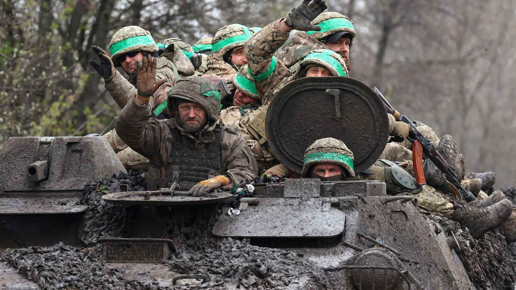 Militares ucranianos regresan de combates cerca de Bakhmut