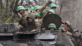 Militares ucranianos regresan de combates cerca de Bakhmut.
