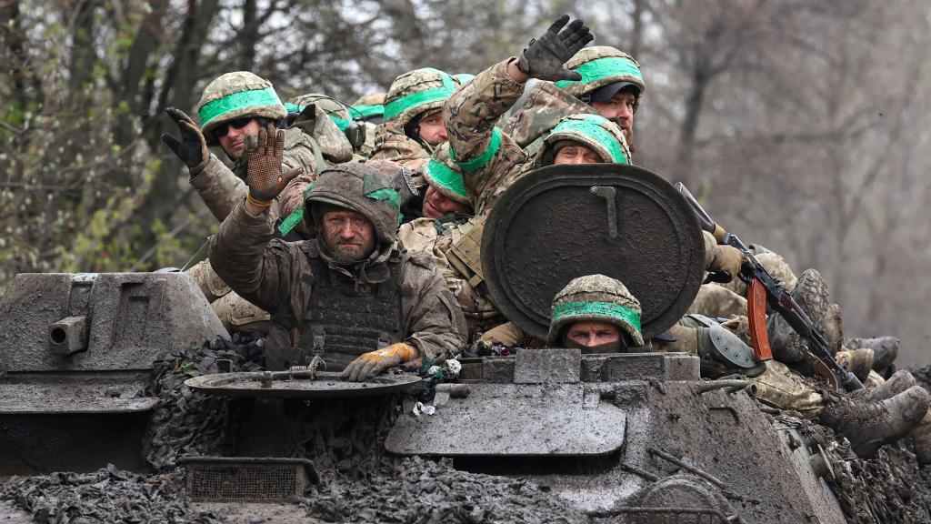 Militares ucranianos regresan de combates cerca de Bakhmut.